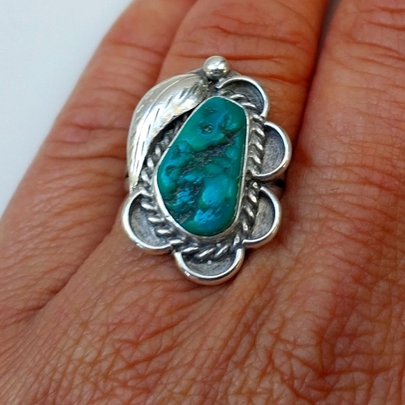 Vintage Navajo Old Pawn Sterling Silver Ring with Rare Green-Blue Turquoise - Picture 2 of 11